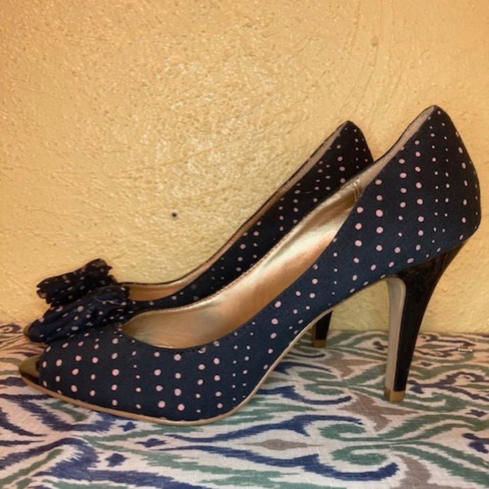 Navy peep toe pumps w/pink polka dots.Size 8 Fioni